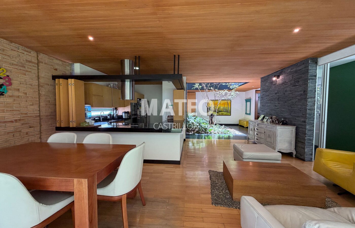 Casa con jardín interior en venta en Loma del Atravesado, Envigado