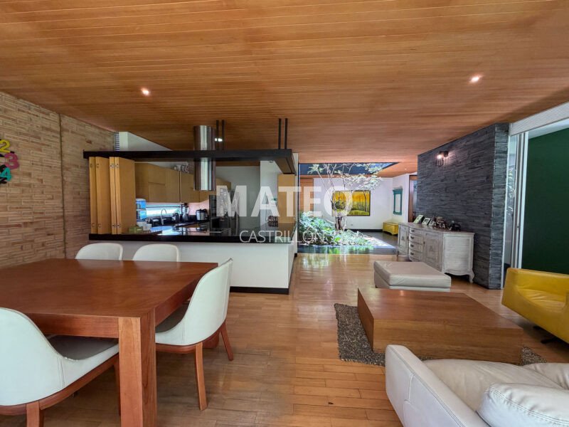 Casa con jardín interior en venta en Loma del Atravesado, Envigado
