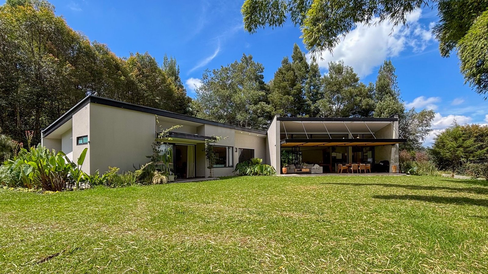 Casa campestre moderna con amplio jardín