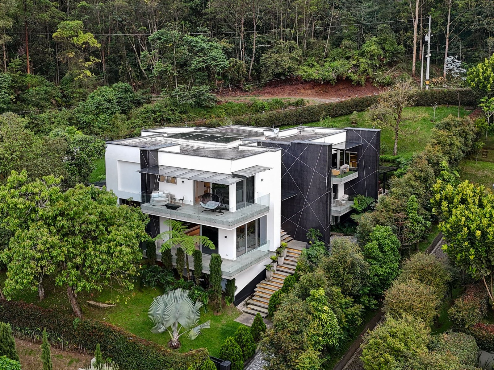 Vista aérea de casa moderna rodeada de bosque