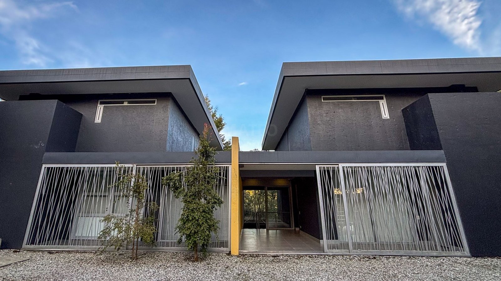 Fachada de casa moderna de dos volúmenes