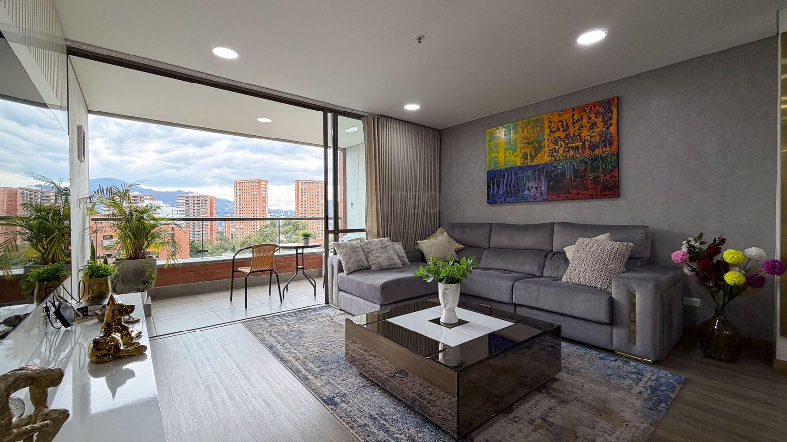 Sala de apartamento con balcón y vista en El Poblado