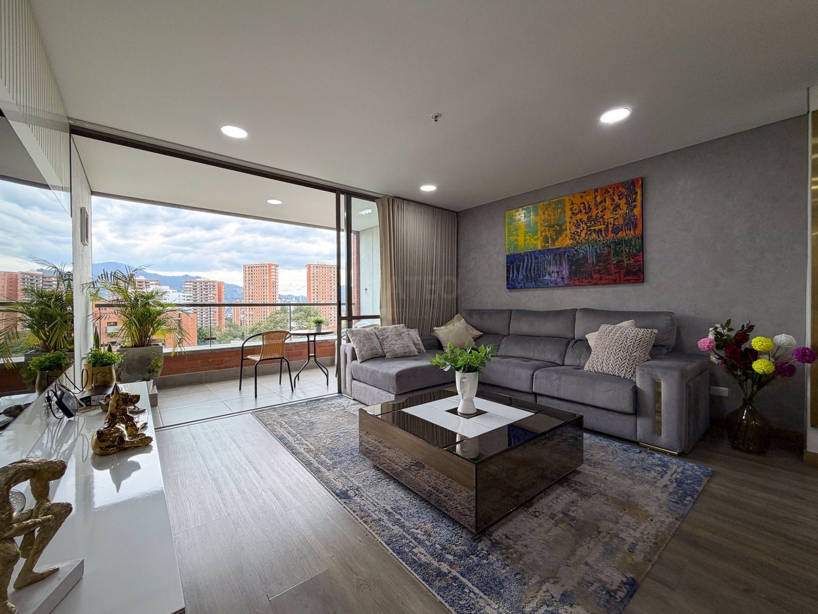 Sala de apartamento con balcón y vista en El Poblado
