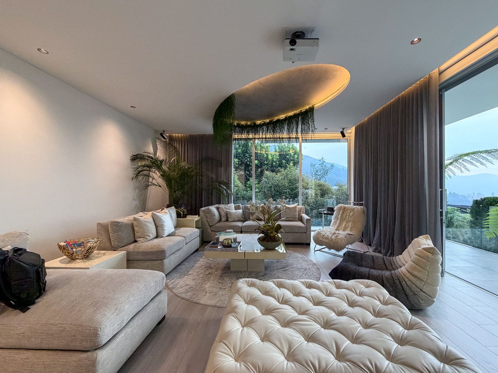 Sala de casa de lujo con ventanales y vista a la montaña en Las Palmas