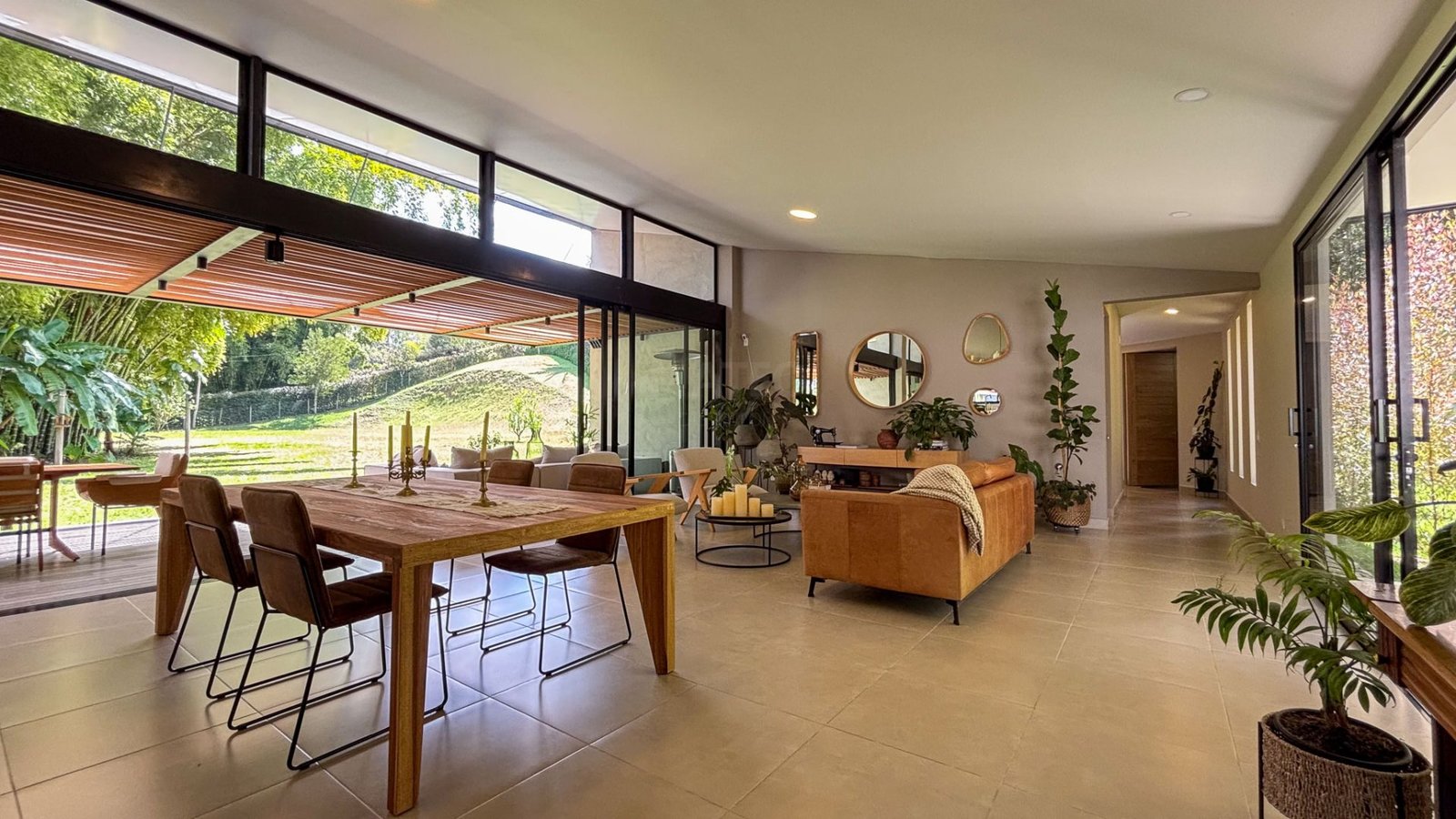Sala comedor de casa campestre abierta al jardín
