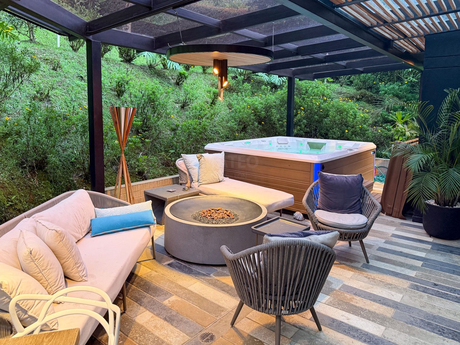 Terraza con jacuzzi y fogata en casa campestre